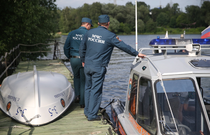 Лодка с рыбаками перевернулась на Байкале