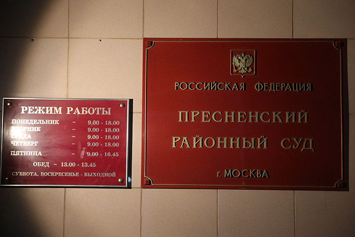 В суд доставлен подозреваемый в нападении на девушку столичный экс-чиновник