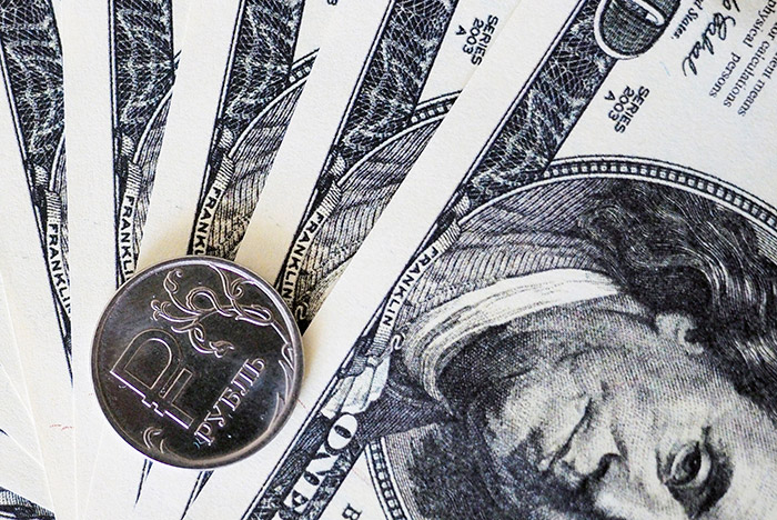 Доллар и евро снизились к рублю в понедельник при открытии торгов