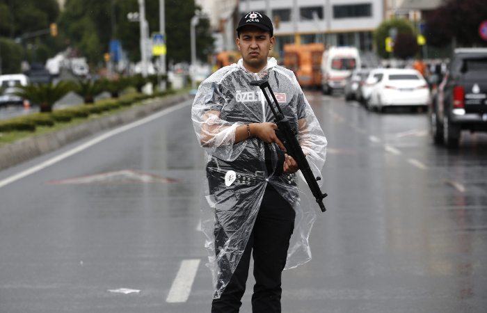 Два взрыва произошли в аэропорту Стамбула