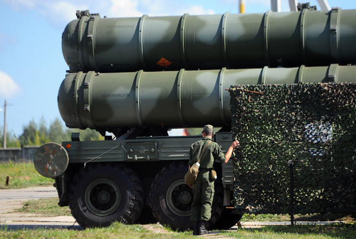 Комплект ЗРС С-400 в августе направят в Крым