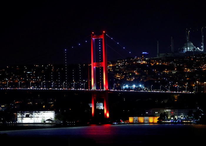 Солдаты взяли под контроль мосты в Стамбуле