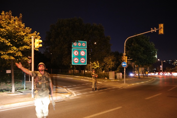 Турецкие военные ввели в стране военное положение и комендантский час