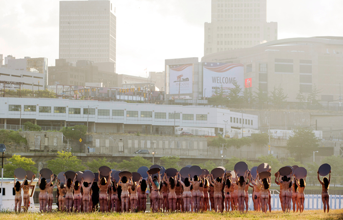 Более сотни обнаженных женщин приняли участие в акции против Трампа