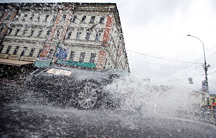 Ливень остановил движение на некоторых улицах в Москве