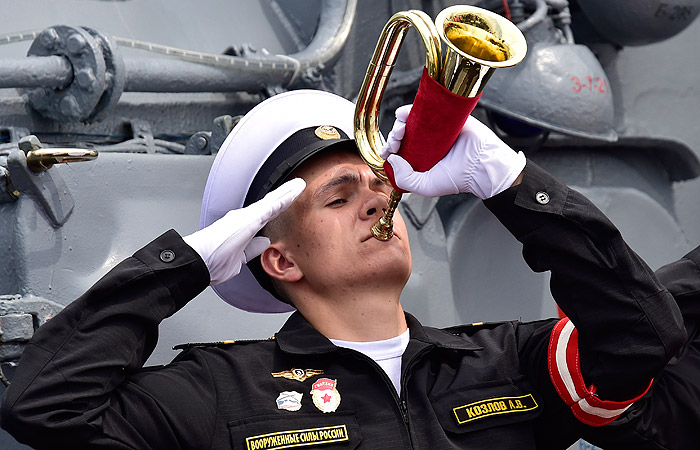 Музыкант на параде кораблей в акватории Амурского залива во Владивостоке