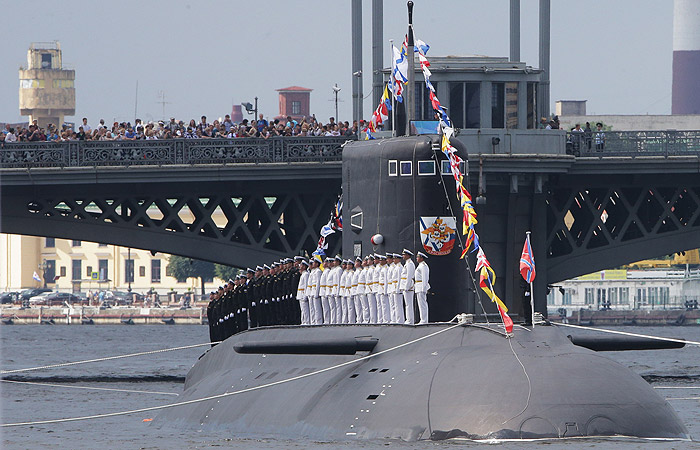 Дизель-электрическая подводная лодка "Краснодар" на параде кораблей в Петербурге