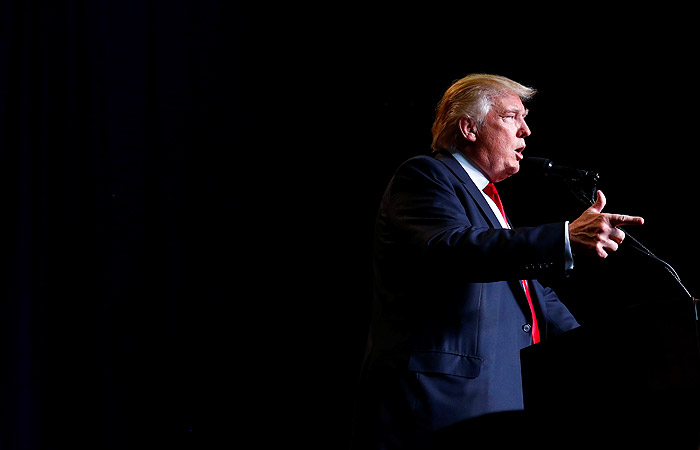 Трамп назвал Клинтон ненормальной и "прогнившей"