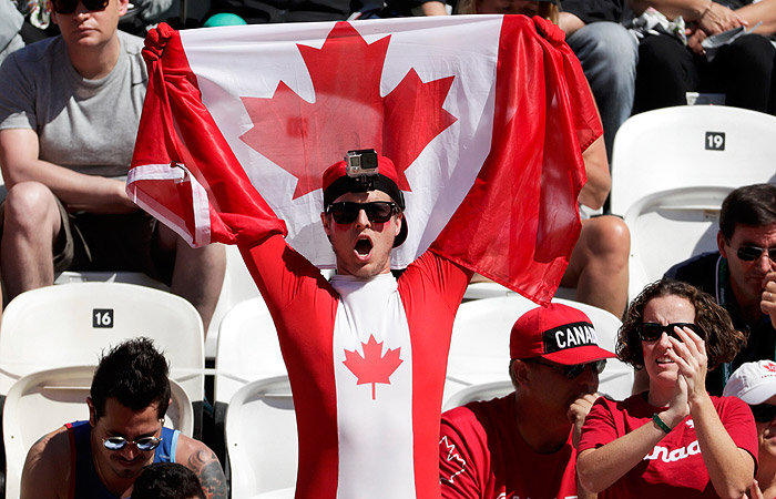 Канадский болельщик на матче по мужскому пляжному волейболу