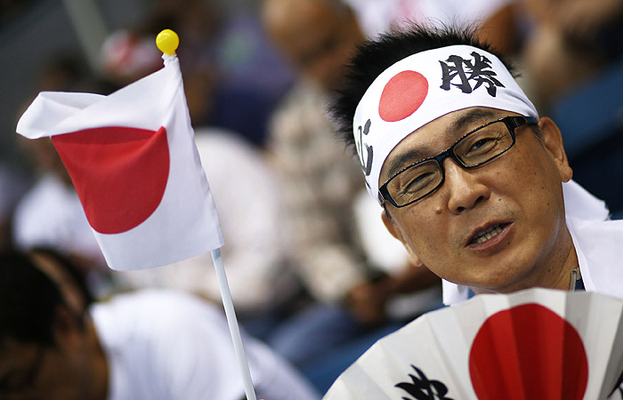 Японский болельщик на мужском плавании на 100 м вольным стилем