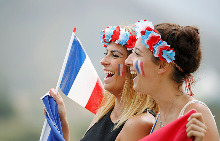 Французские фанатки на конном конкурсе троеборья