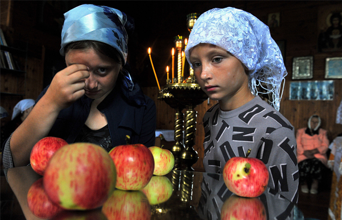 Православные верующие сегодня отмечают один из главных праздников в году - Преображение Господне, который в народе называют Яблочный Спас. В этот день принято освящать в храме яблоки, виноград и другие поспевшие фрукты.