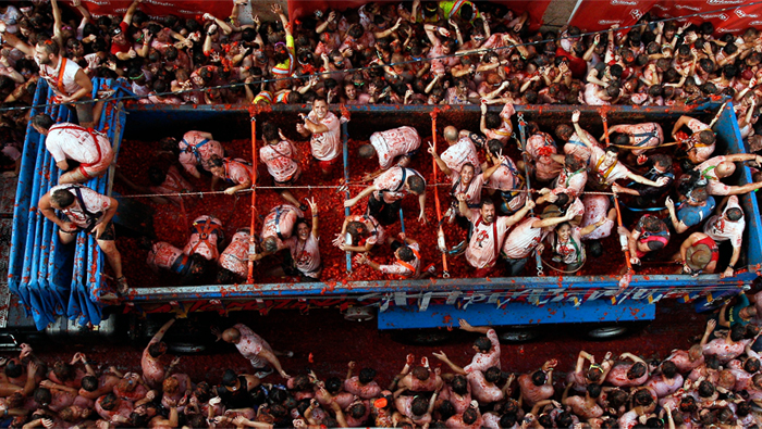 В испанском городе Буньоле недалеко от Валенсии прошел ежегодный праздник Ла Томатина, во время которого на улицах развернулась настоящая битва помидорами. В мероприятии приняли участие более 20 тысяч человек. Для "побоища" понадобилось шесть грузовиков со 160 тоннами спелых томатов.