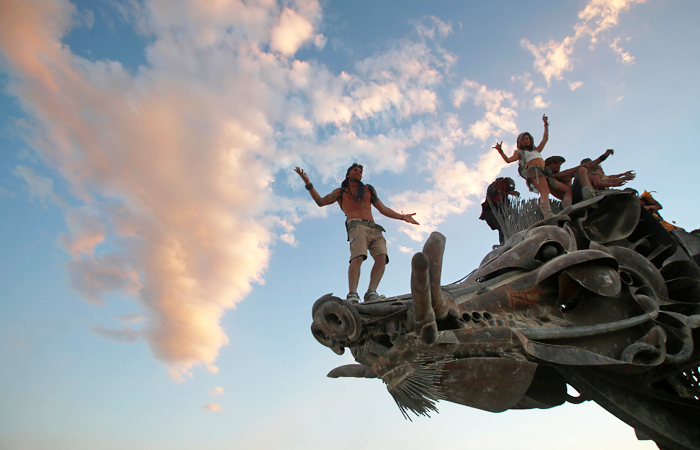 На неделю в пустыне устанавливают инсталляции самых разнообразных форм, в которые создатели вкладывают все свои фантазии