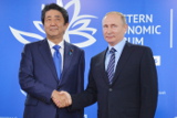 Абэ призвал Путина решить ситуацию с российско-японским мирным договором