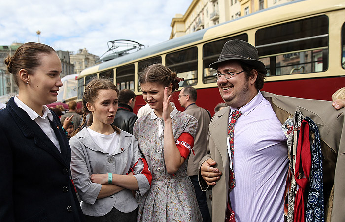 Фарцовщик и дружинницы в День города на Тверской улице