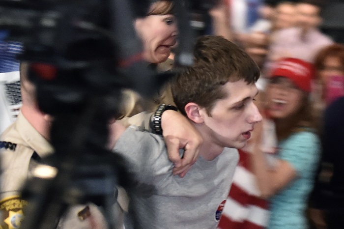 Британец признал себя виновным в попытке выхватить пистолет на выступлении Трампа