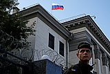 Протестующие у посольства РФ в Киеве сожгли российский флаг и разошлись