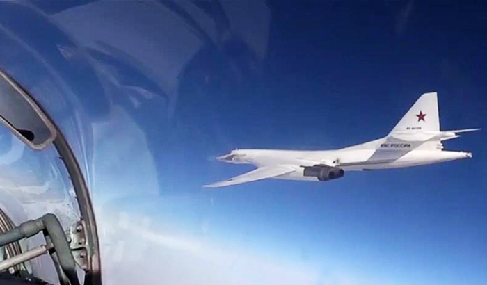 Минобороны опровергло сообщение о сближении Ту-160 с исландским лайнером