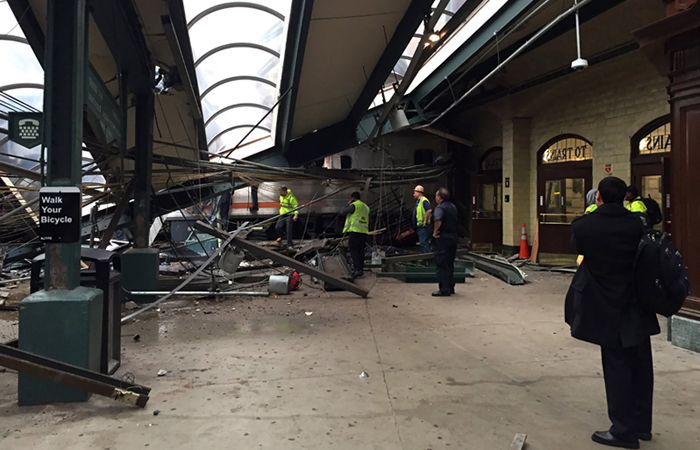 В Нью-Джерси поезд врезался в здание вокзала