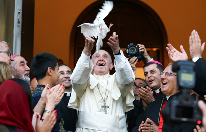 Папа римский Франциск прибыл в Грузию с двухдневным визитом. В Тбилиси понтифик проведет встречи с президентом Грузии Георгием Маргвелашвили, с католикосом-патриархом всея Грузии Илией II, а также сотрудниками католических благотворительных организаций.