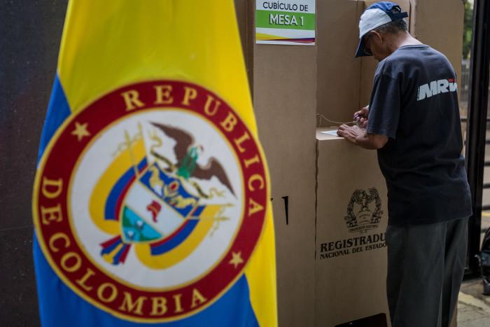 Колумбийцы проголосовали против перемирия с ФАРК