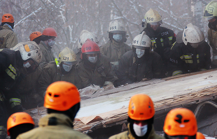 Спасатели разбирают завалы