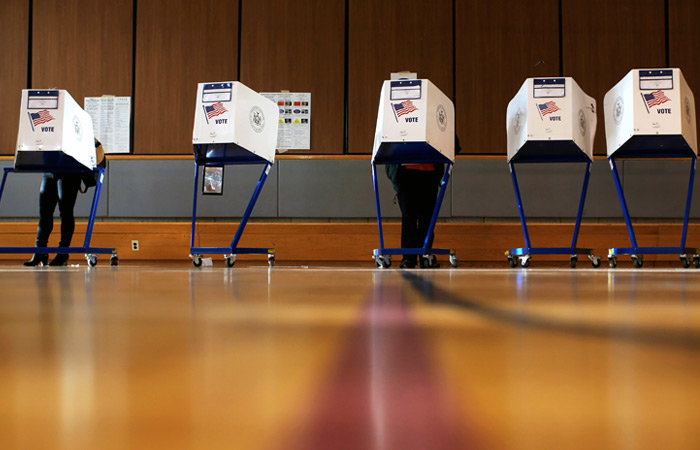 В Соединенных Штатах Америки стартовали президентские выборы. По результатам опроса общественного мнения телеканала Fox news, оглашенным накануне, Клинтон с 48% голосов имела преимущество над Трампом (44% голосов).