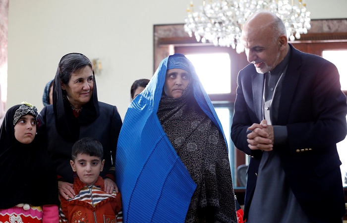В Кабуле встретили депортированную из Пакистана "Афганскую Мону Лизу"