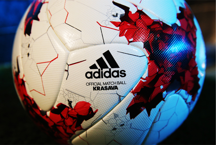 В Москве прошла презентация официального мяча Кубка конфедераций, который пройдет с 17 июня по 2 июля 2017 года в России. Мяч получил название "Красава".