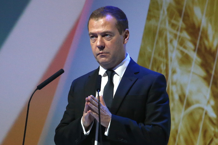 Медведев утвердил изменения в системе оценки качества госуслуг