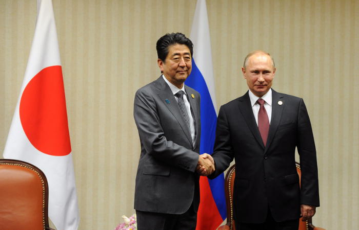 Абэ обсудит с Путиным проблему заключения мирного договора