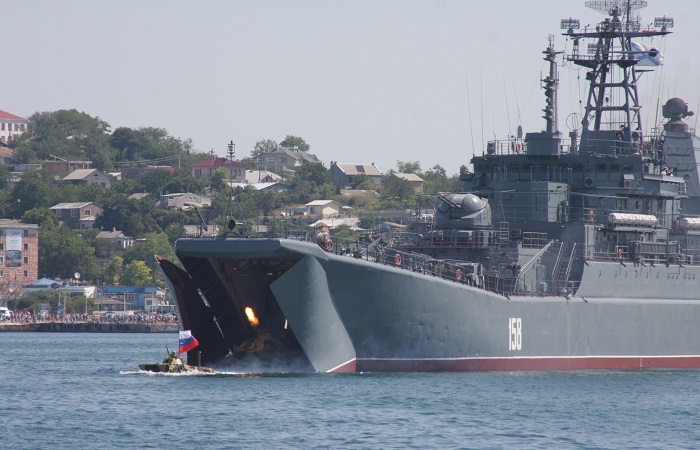 Российский десантный корабль "Цезарь Куников" вошел в Средиземное море