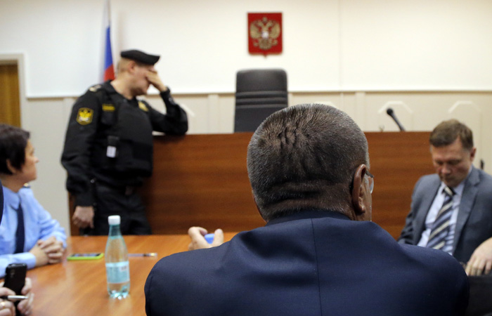 Суд признал законным домашний арест Улюкаева