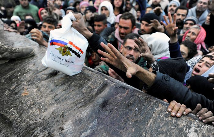 Россия продолжает ежедневно отправлять в Сирию гуманитарную помощь. Президент России Владимир Путин поручил Минобороны и МЧС направить в район Алеппо мобильные госпитали для оказания медпомощи местным жителям.