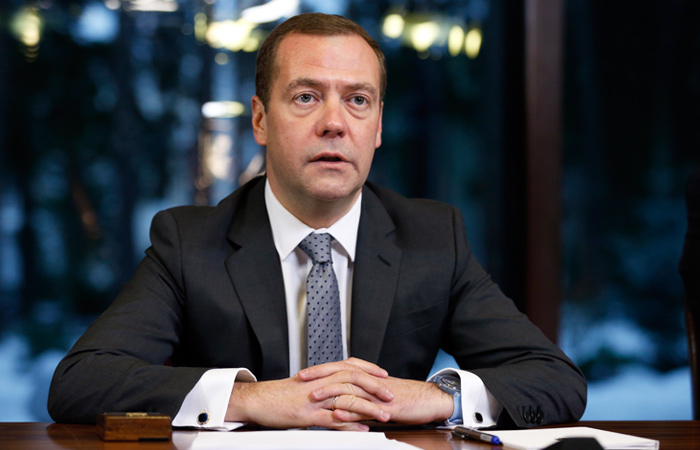 Медведев расширил перечень требований при проведении тендеров