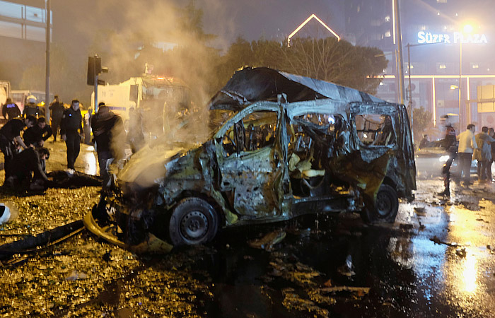 Поврежденная взрывом машина