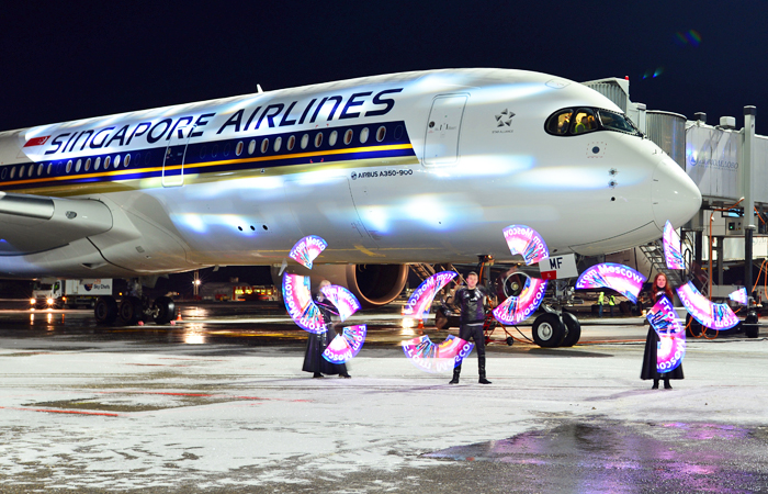 В аэропорту Домодедово прошла торжественная церемония встречи первого рейса Сингапур - Москва, который был выполнен самолетом нового поколения Airbus 350-900 Singapore Airlines