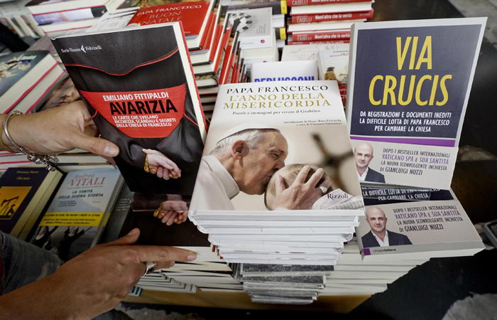 Папа Римский освободил осужденного за утечку секретных документов Ватикана