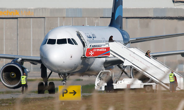 Угонщики ливийского самолета сдались властям в аэропорту Мальты