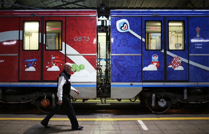 В московском метро запустили тематический поезд, посвященный Кубку конфедераций FIFA 2017. Поезд будет курсировать по Кольцевой линии. Внешнее оформление каждого вагона знакомит пассажиров с городами-организаторами и символикой Кубка, в котором примут участие восемь футбольных команд: чемпион мира, победители шести континентальных первенств и страна-хозяйка ЧМ. Кубок конфедераций пройдет в России с 17 июня по 2 июля.