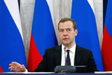 Медведев согласился приостановить продажу спиртосодержащей продукции