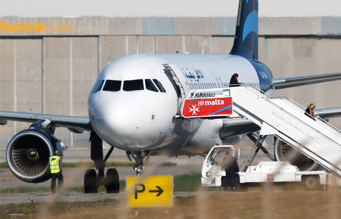 В пятницу был угнан самолет А320 авиакомпании Afriqiyah Airways, выполнявший внутренний рейс в Ливии. Воздушное судно село на Мальте. На борту лайнера находились 111 человек - 28 женщин, 82 мужчины и один ребенок. Угонщики, потребовавшие создания в Ливии каддафистской партии, сдались властям.