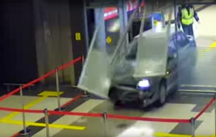 Водитель получил 15 суток за гонки по зданию аэропорта в Казани