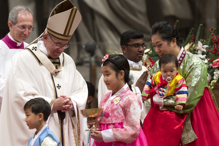 Папа римский Франциск отслужил рождественскую мессу в Ватикане