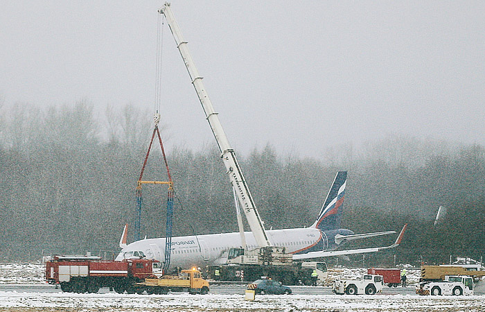 В Калининграде возбуждено дело из-за выкатившегося за пределы ВПП лайнера