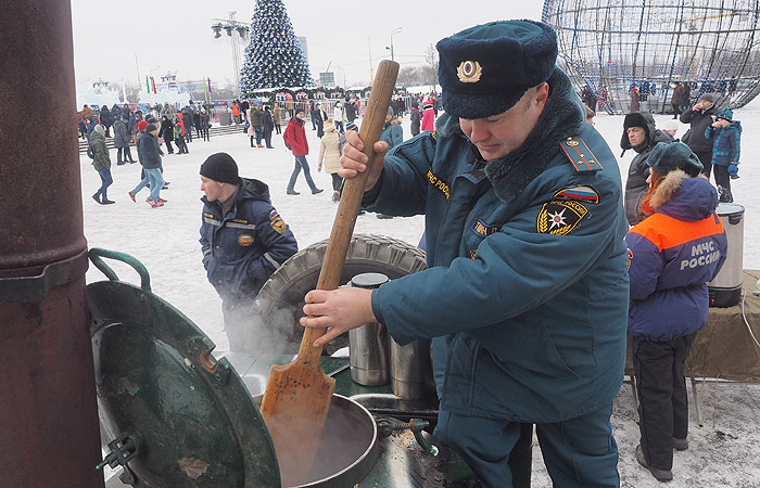 В Москве более 1,3 тыс. человек отведали горячий чай из полевых кухонь