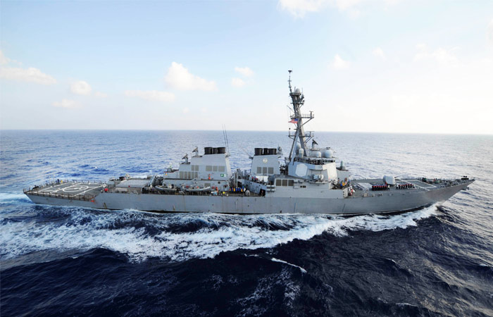 Американский эсминец открыл предупредительный огонь по иранским катерам