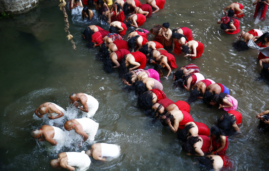 В Непале проходит фестиваль Свастхани Брата Катха. Во время этого праздника индуисты чествуют бога хинду Мадхава Нараяна и богиню Свастхани. В течение целого месяца верующие проводят различные ритуалы, совершают паломничества в храмы и омовения в священных реках.