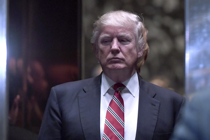 Трамп на инаугурации присягнет сразу на двух Библиях